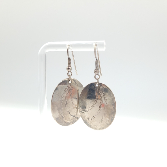 Elegant Silver Oval Earrings with engraved design - Picture 5 of 11